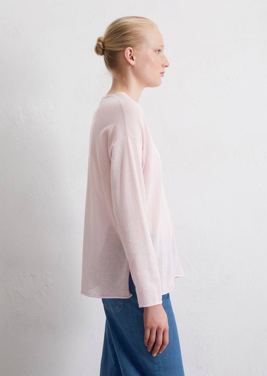 Fine knit sweater loose made from an organic cotton mix