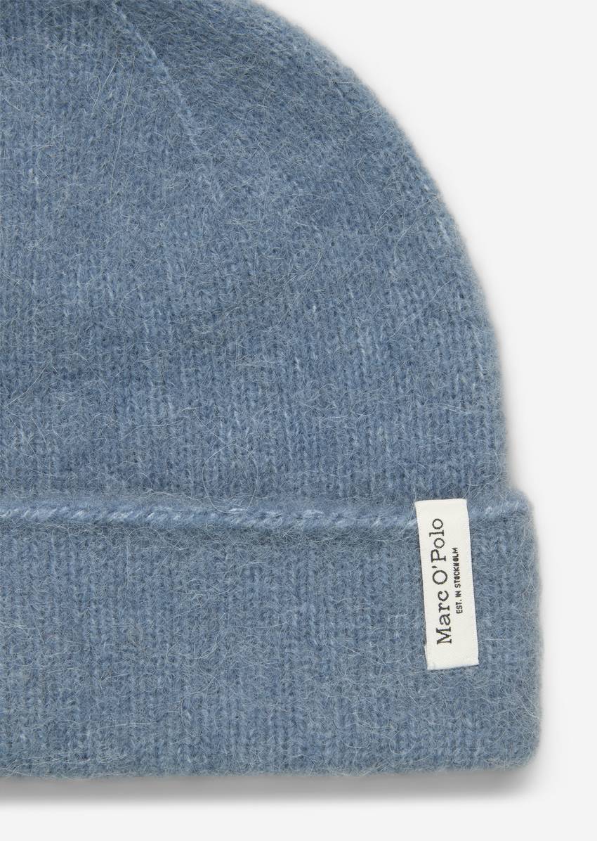 Knitted cap made from a wool/alpaca wool mix