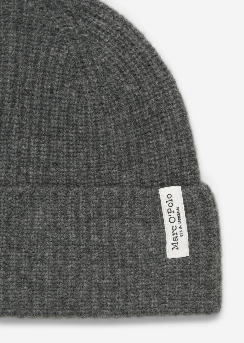 Knitted cap made from a merino wool mix