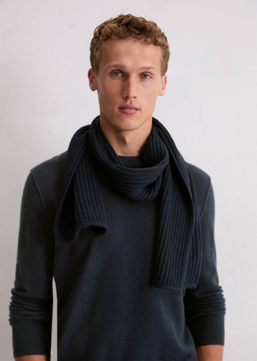 Knitted scarf made from the finest cashmere