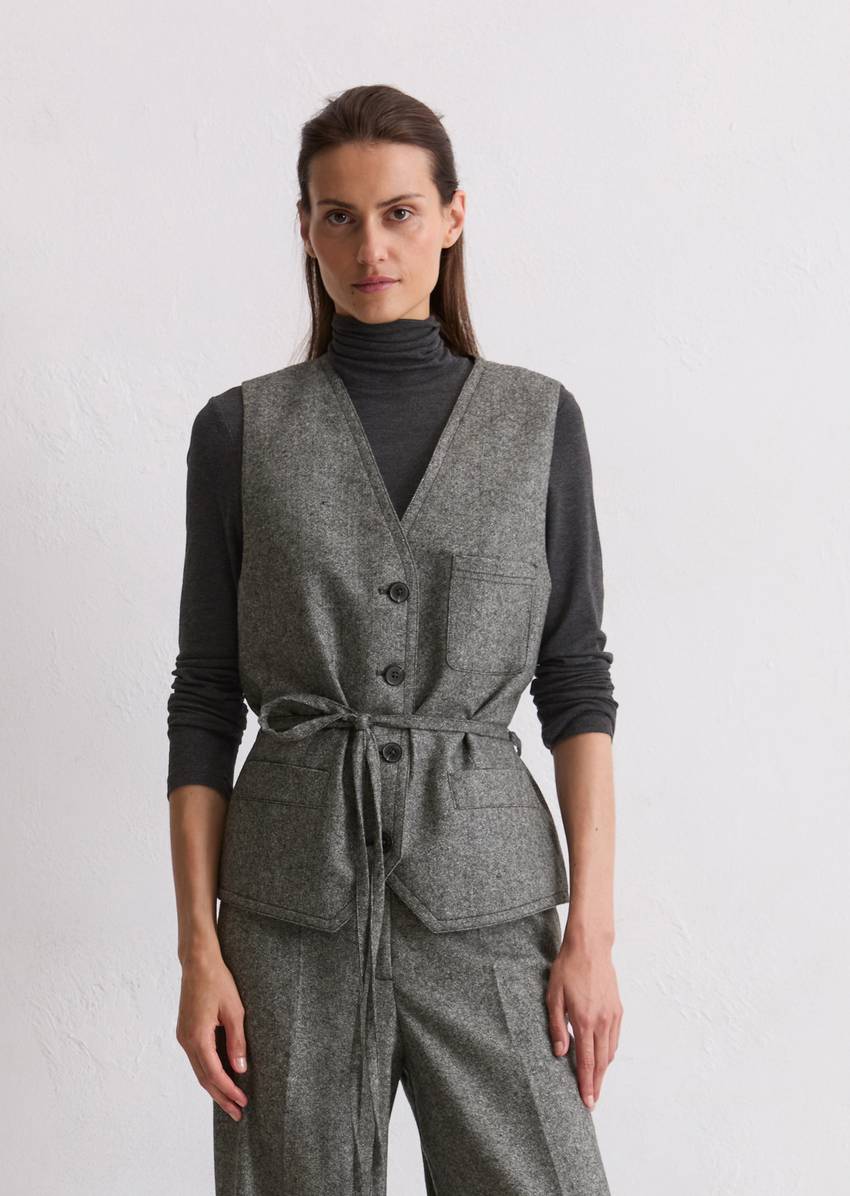 Tweed vest fitted made from a virgin wool mix