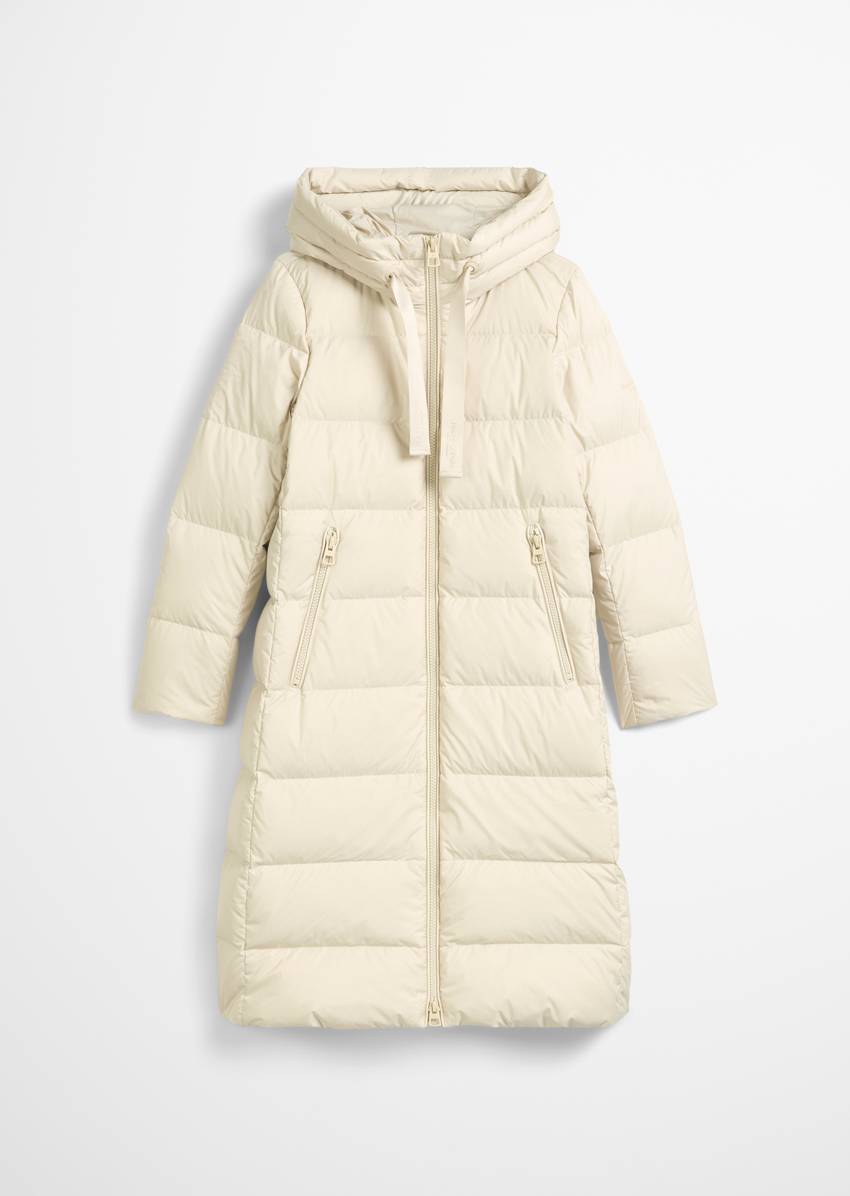 Hooded down coat fitted with water-repellent surface