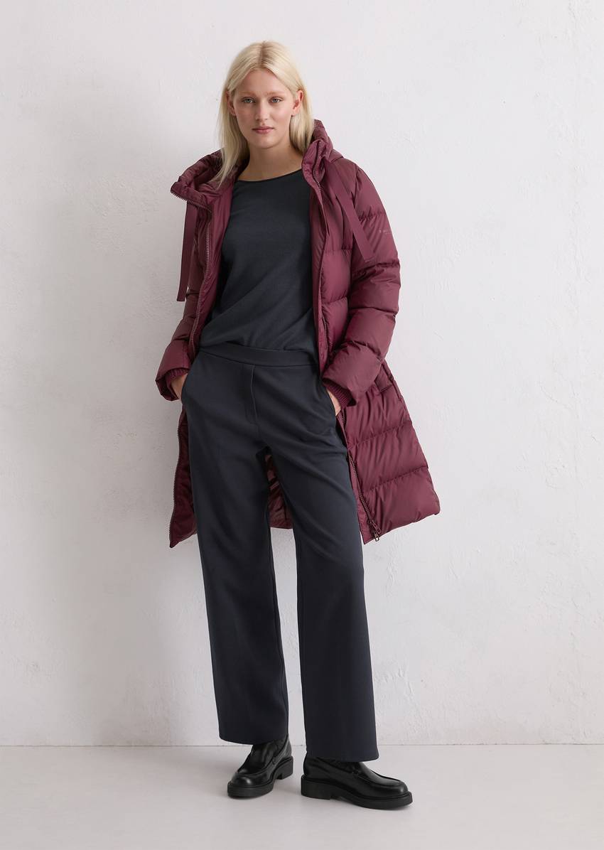 Hooded down coat shaped with water-repellent surface