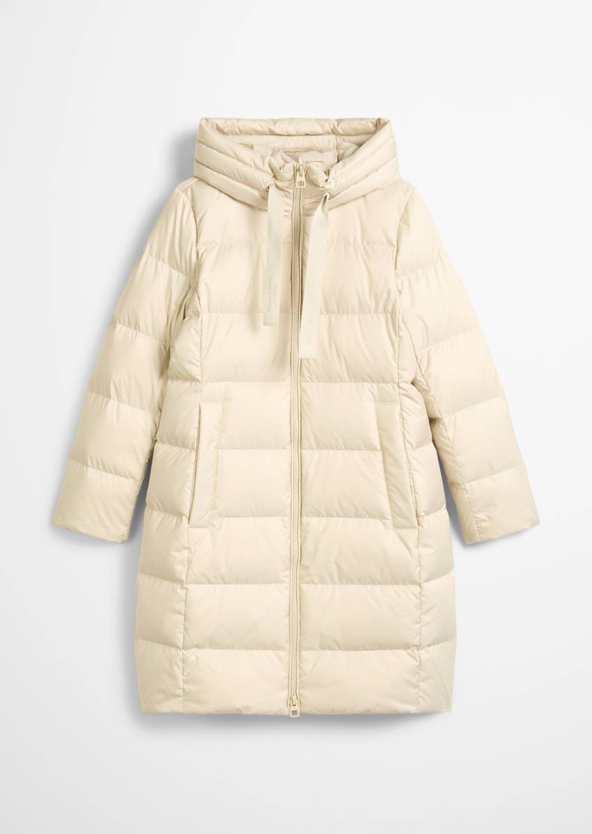 Hooded down coat shaped with water-repellent surface