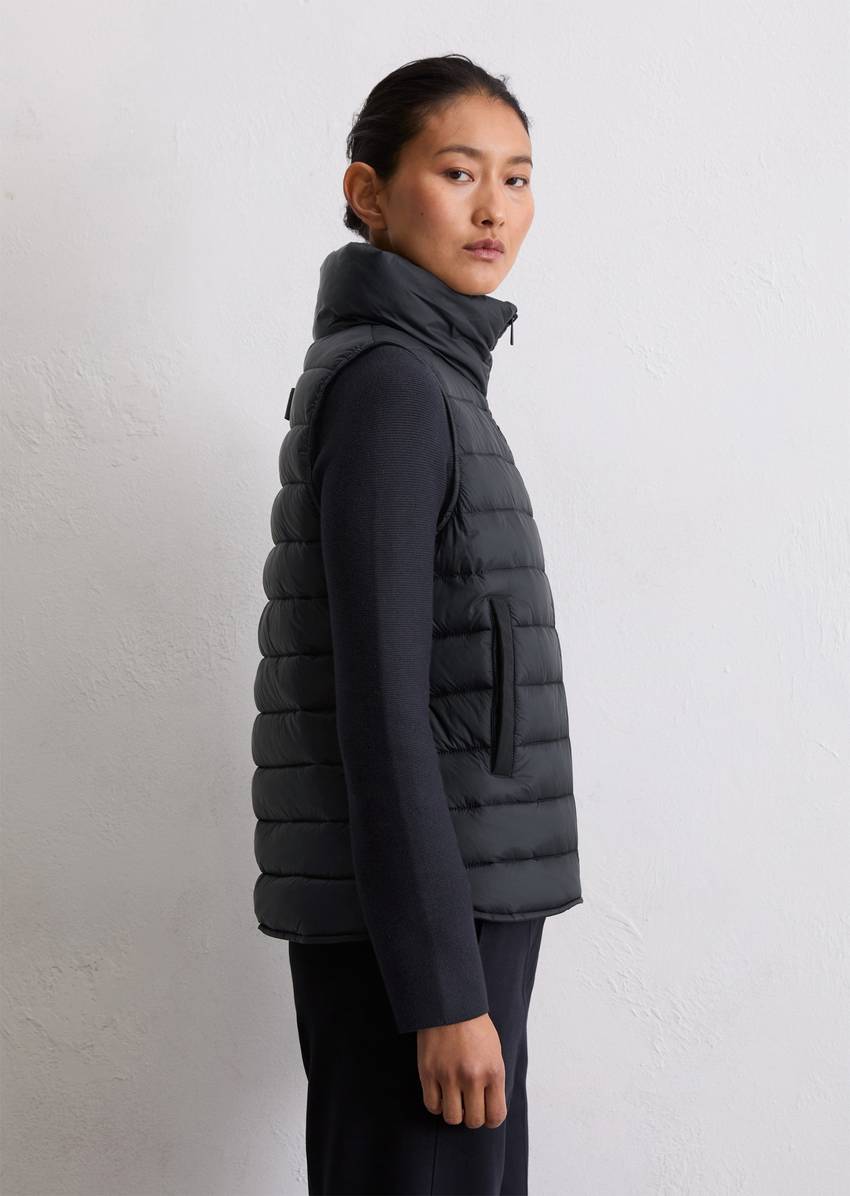 Lightweight quilted vest fitted with recycled materials