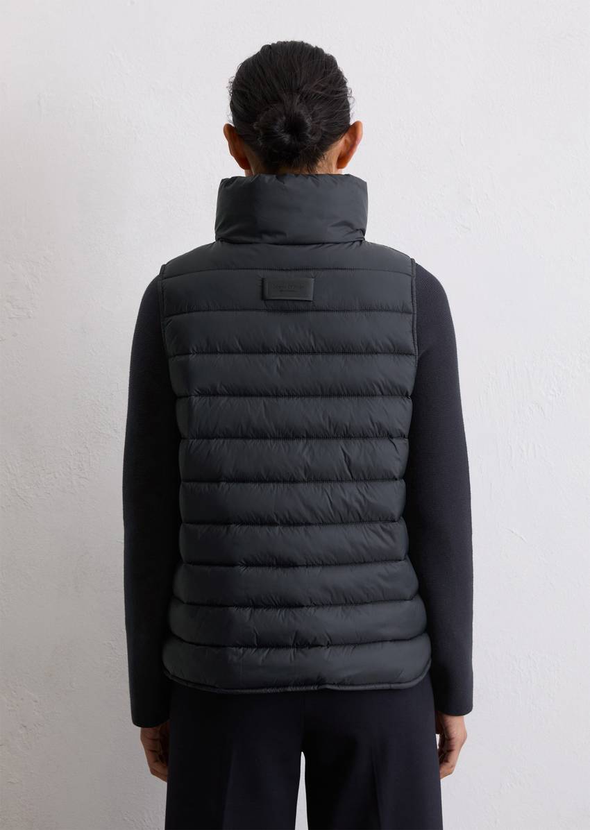 Lightweight quilted vest fitted with recycled materials