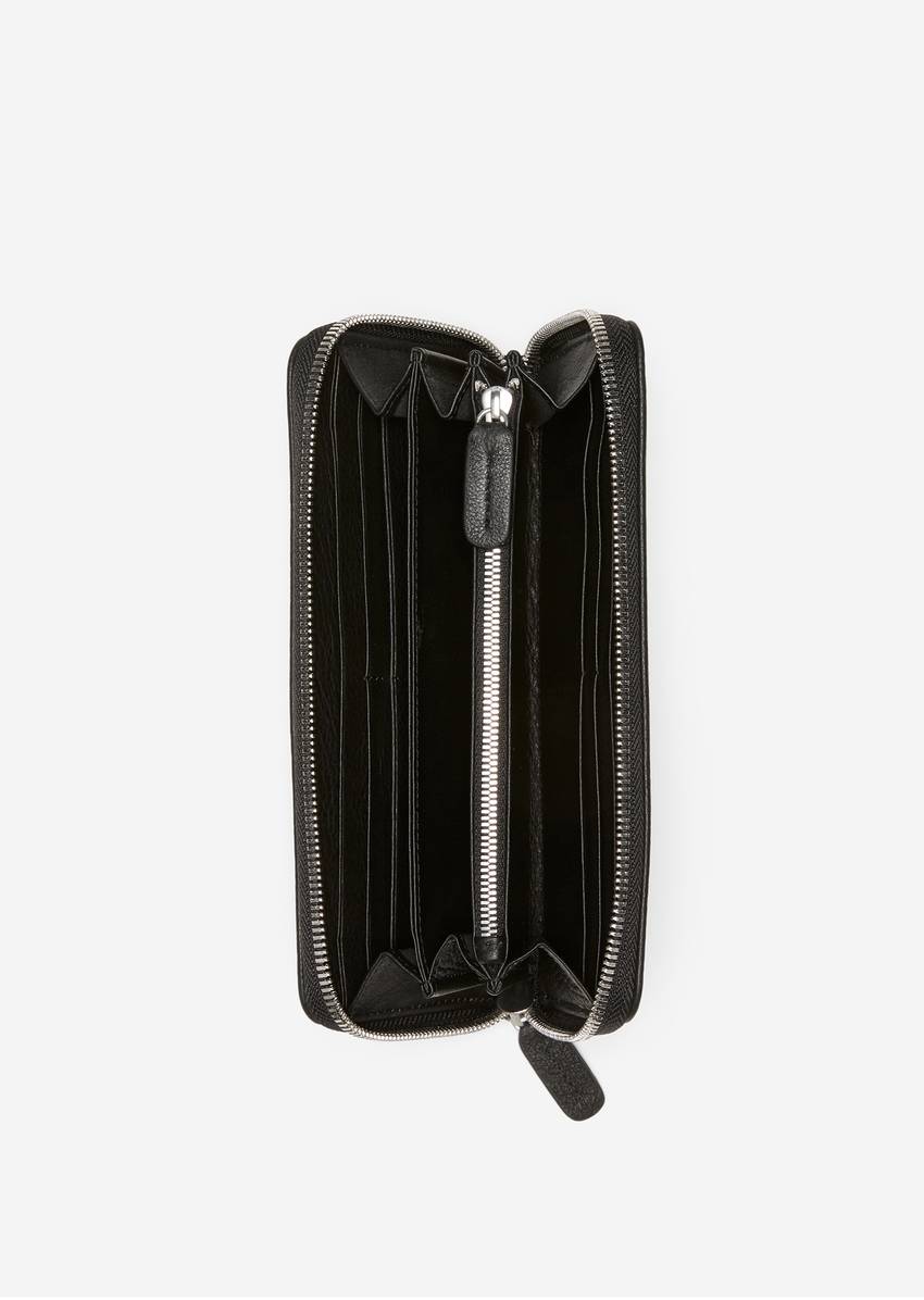 Zip purse Made of high-quality leather material