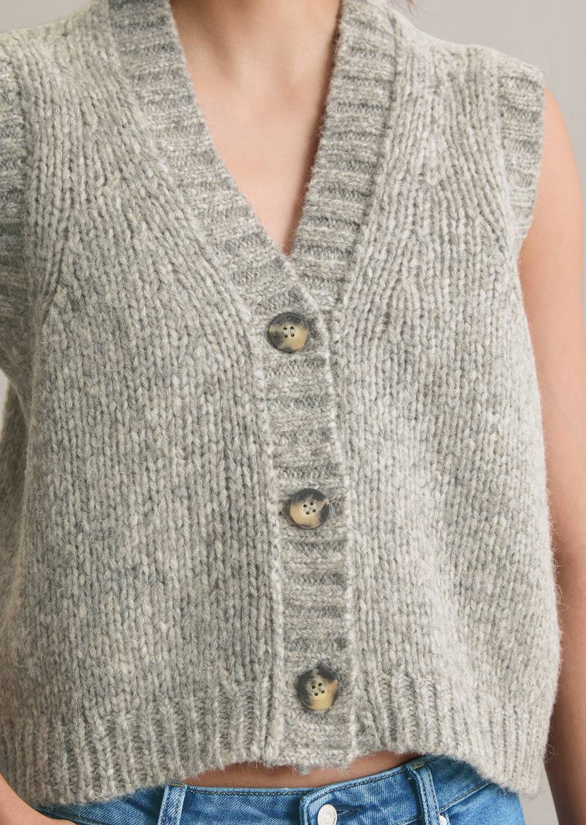 Sleeveless cropped cardigan made from a cozy virgin wool/alpaca blend