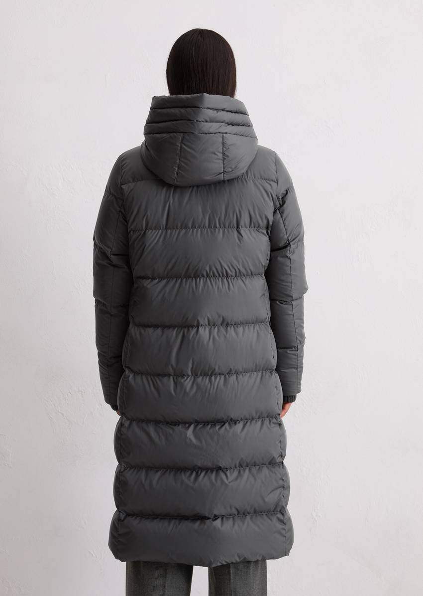 Hooded down coat fitted with water-repellent surface