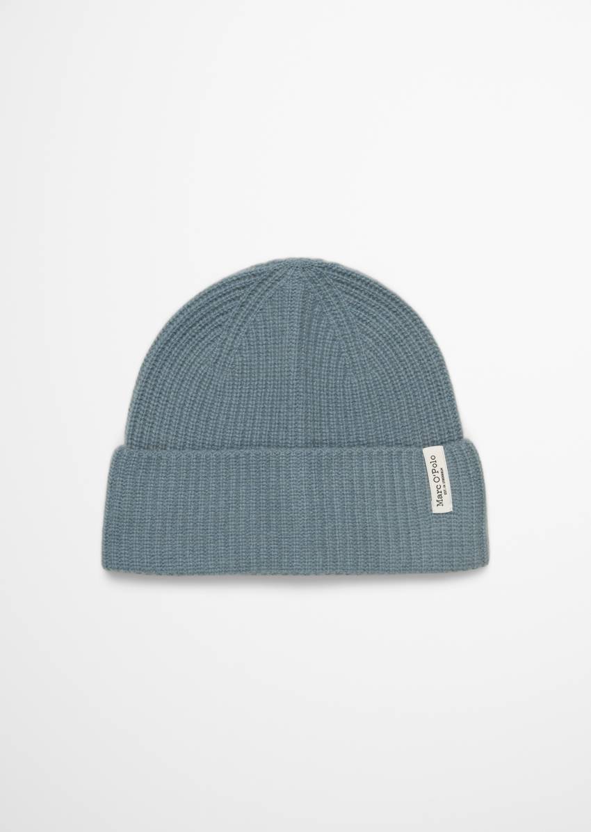 Knitted cap made from a merino wool mix