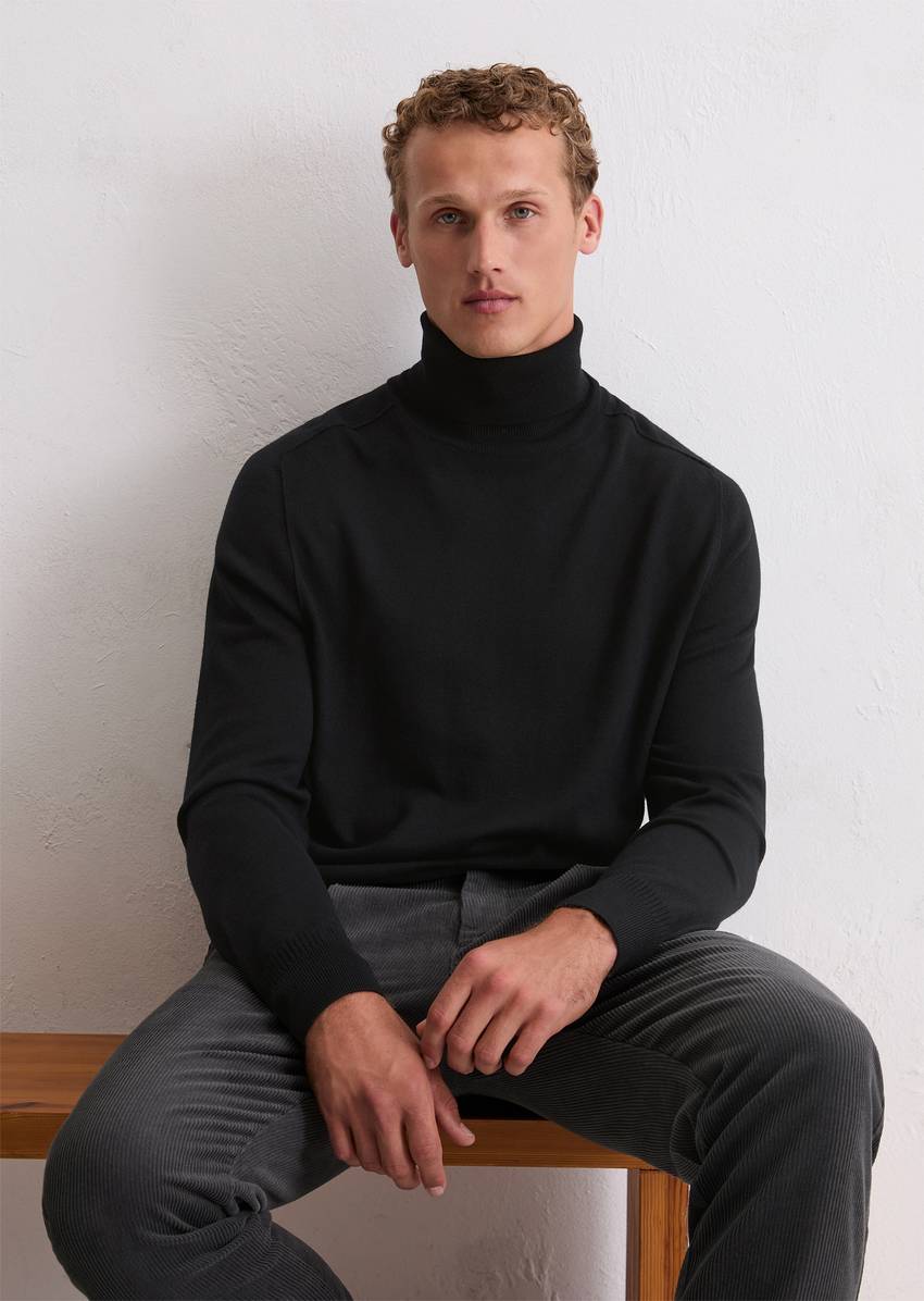 Regular turtleneck sweater made from soft merino wool