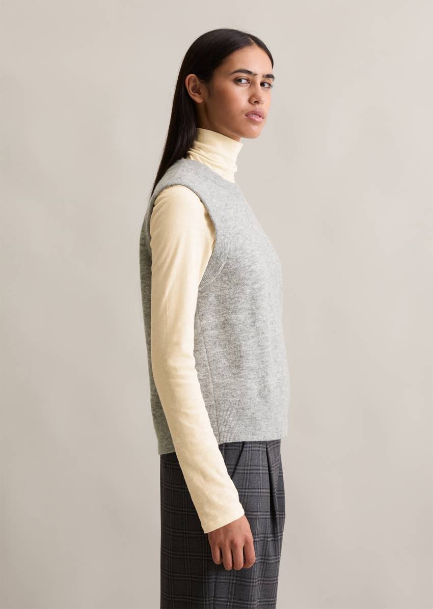 Sweater regular made from a soft virgin wool blend
