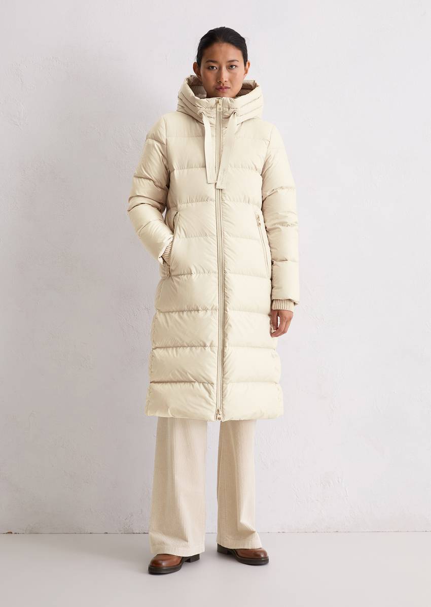 Hooded down coat fitted with water-repellent surface