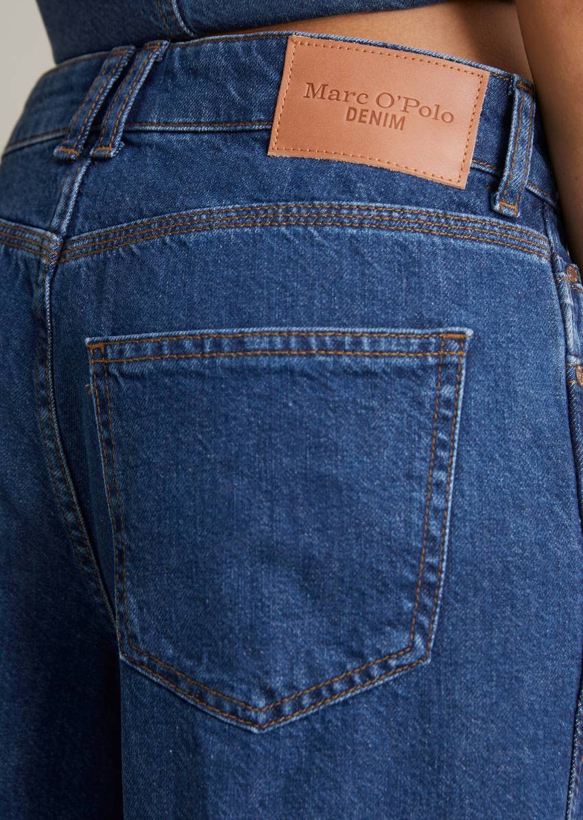 Bermuda model Jonnda relaxed made from rigid denim without elastane