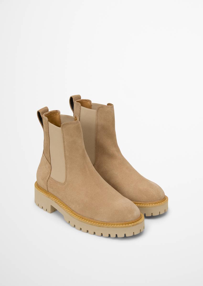 Chelsea boot with treaded sole