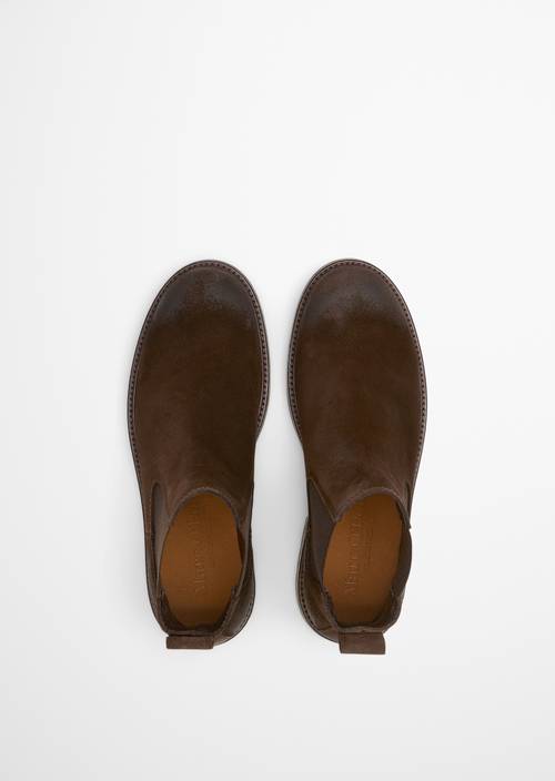Chelsea boot made from fine suede cowhide