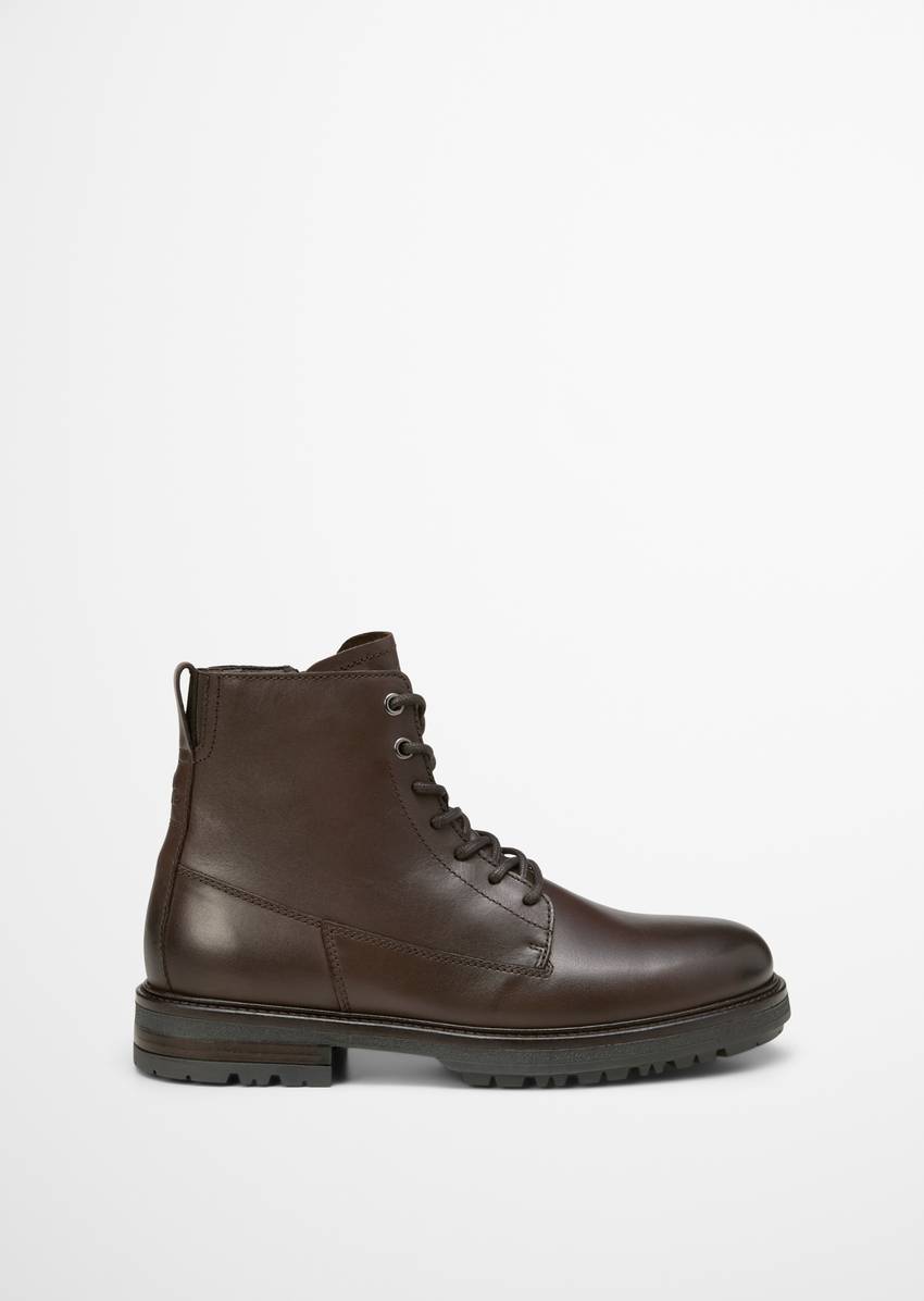 Lace-up boots made from fine suede cowhide