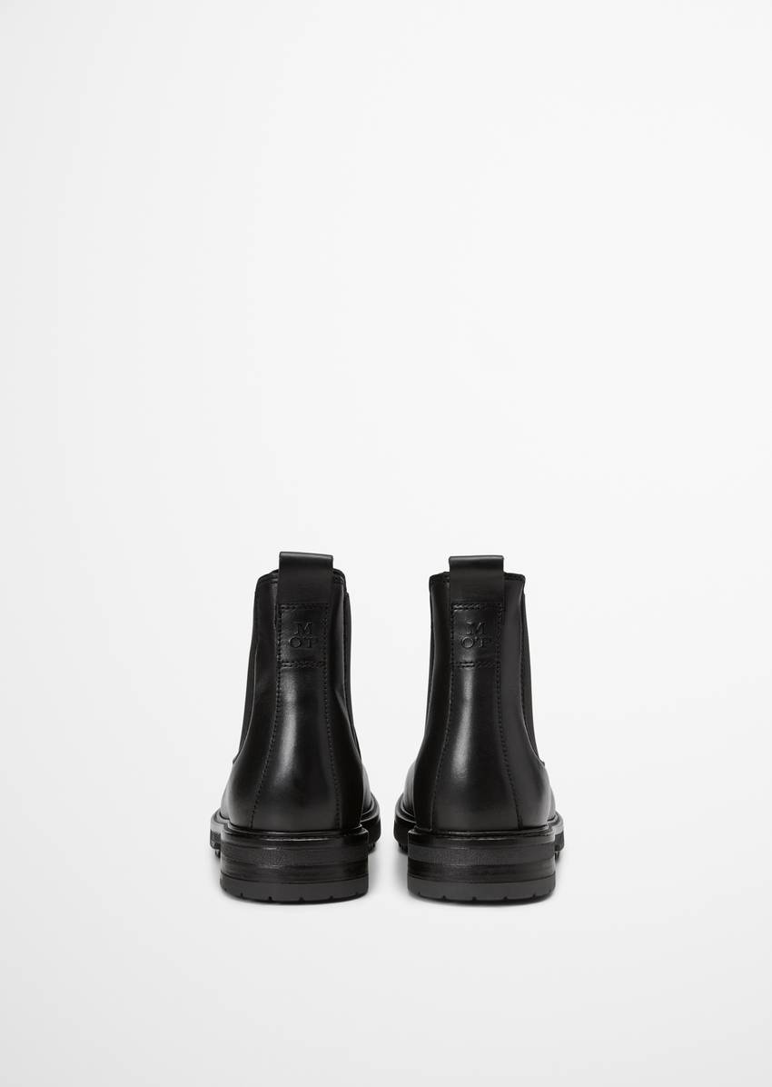 Chelsea boot made from fine cowhide