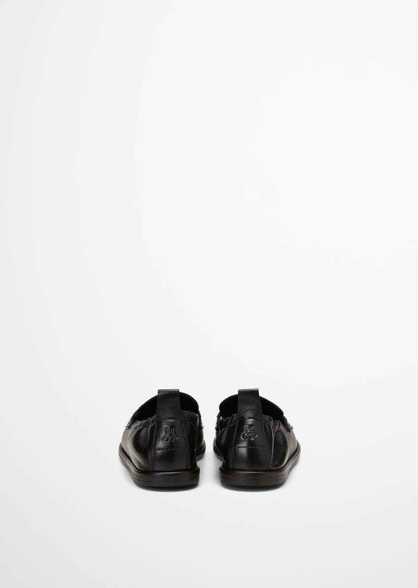 Loafer with elastic heel edge