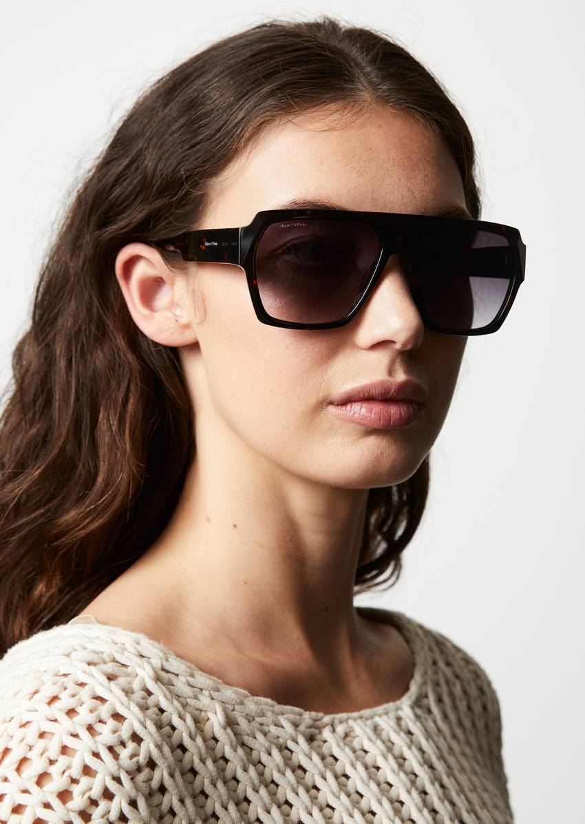 Unisex sunglasses in a modern rectangular shape