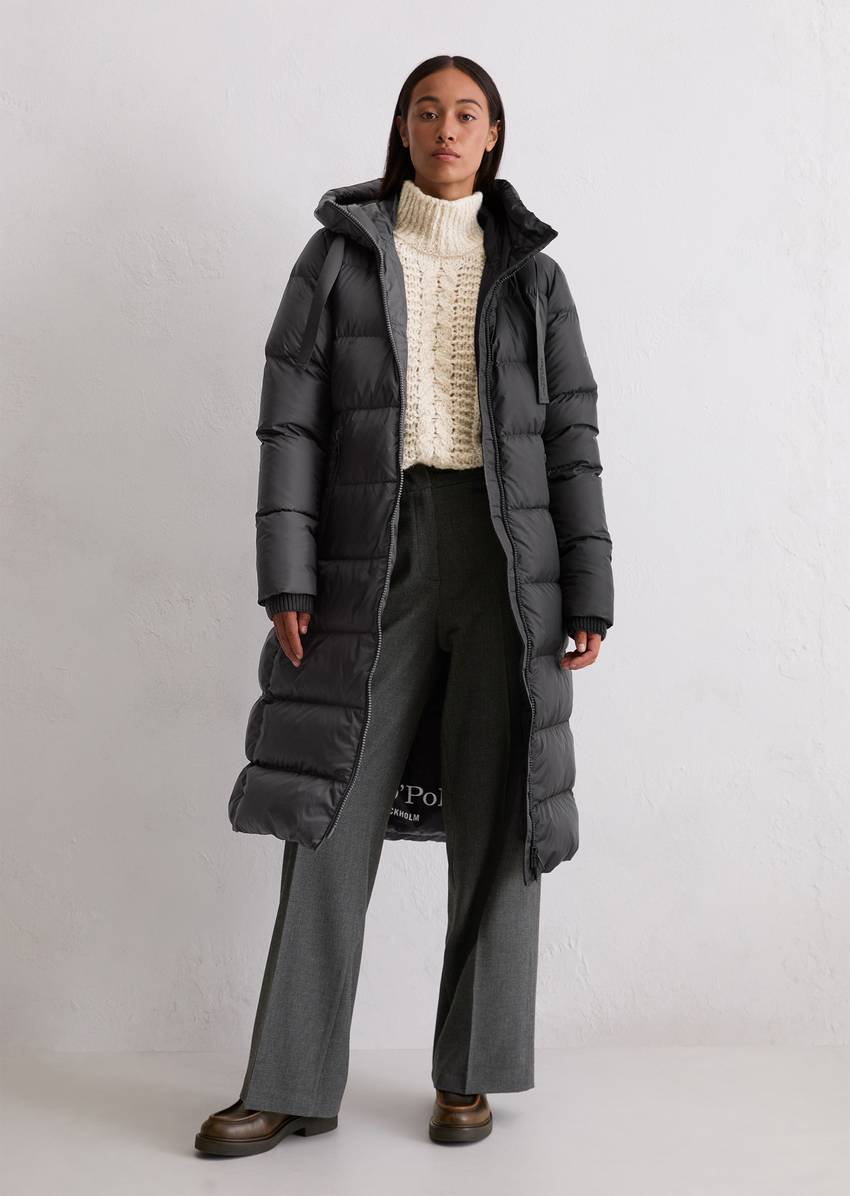 Hooded down coat fitted with water-repellent surface