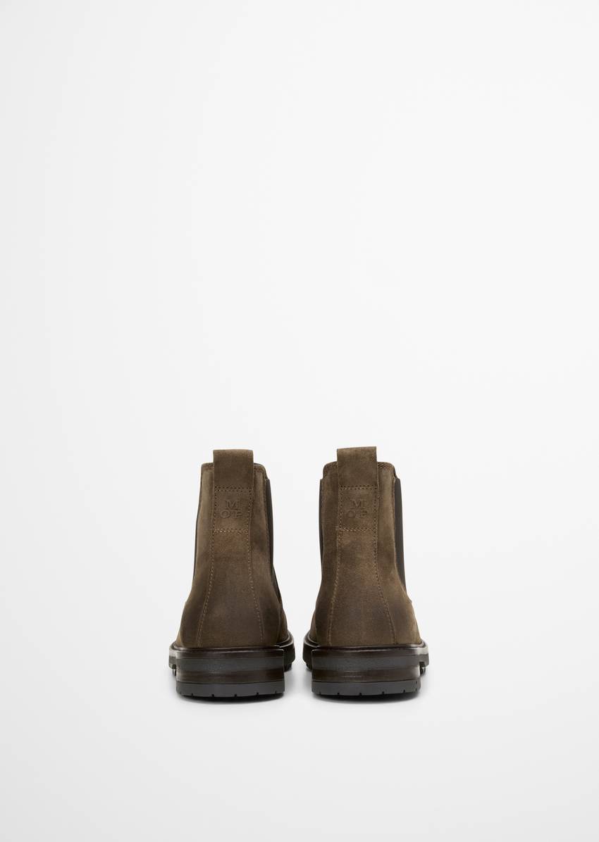 Chelsea boot made from fine suede cowhide
