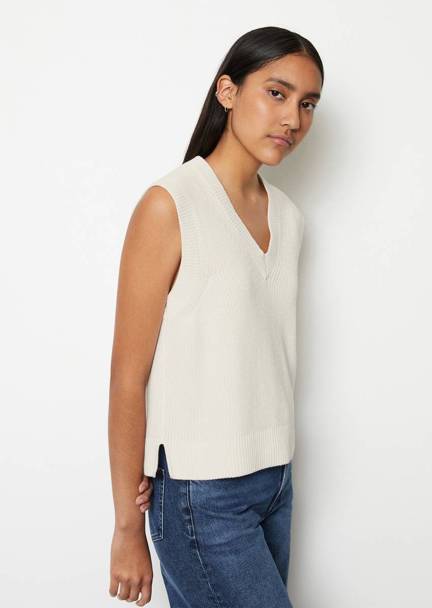 Sleeveless jumper in a regular fit made of pure organic cotton
