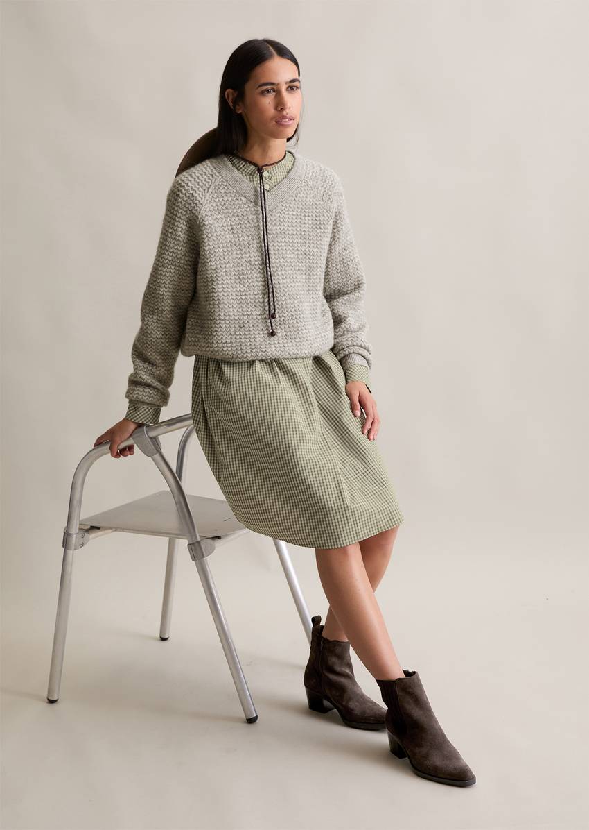 Cropped V-neck knitted sweater made from a soft virgin wool/alpaca wool blend