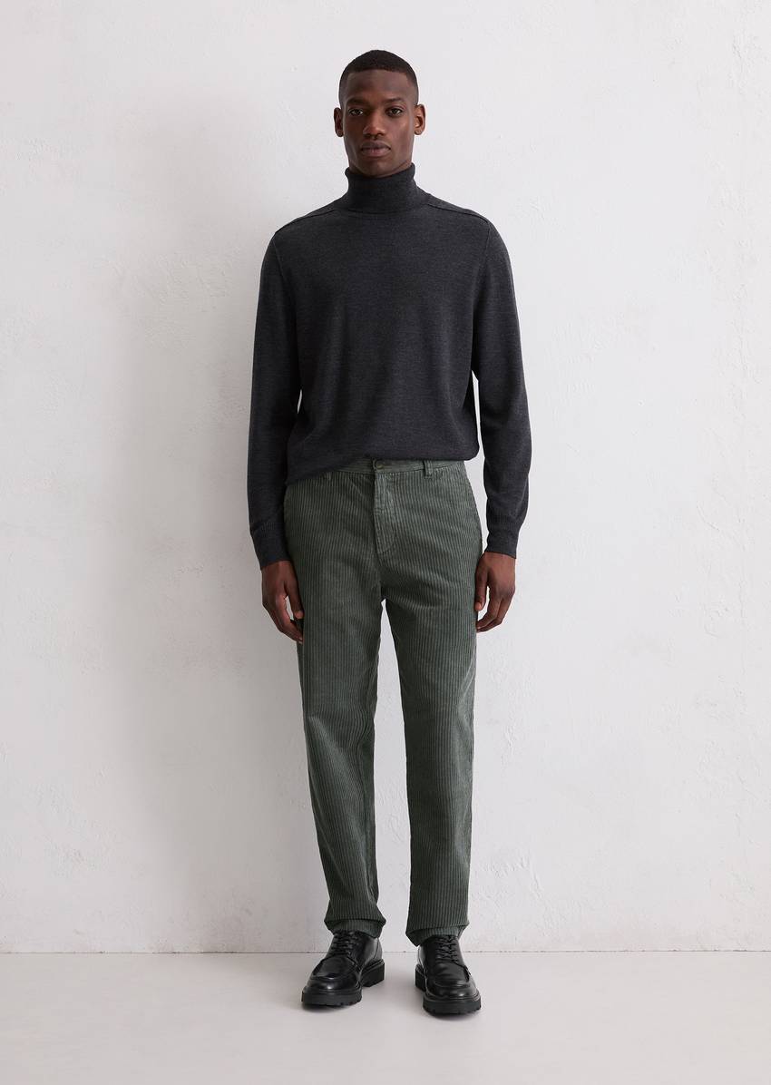 Relaxed corduroy trousers with wide ribbed structure