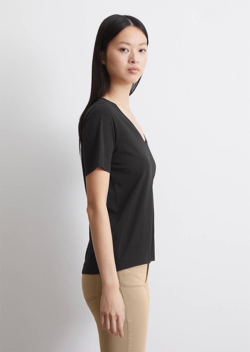 V-neck T-shirt, regular fit made of organic cotton