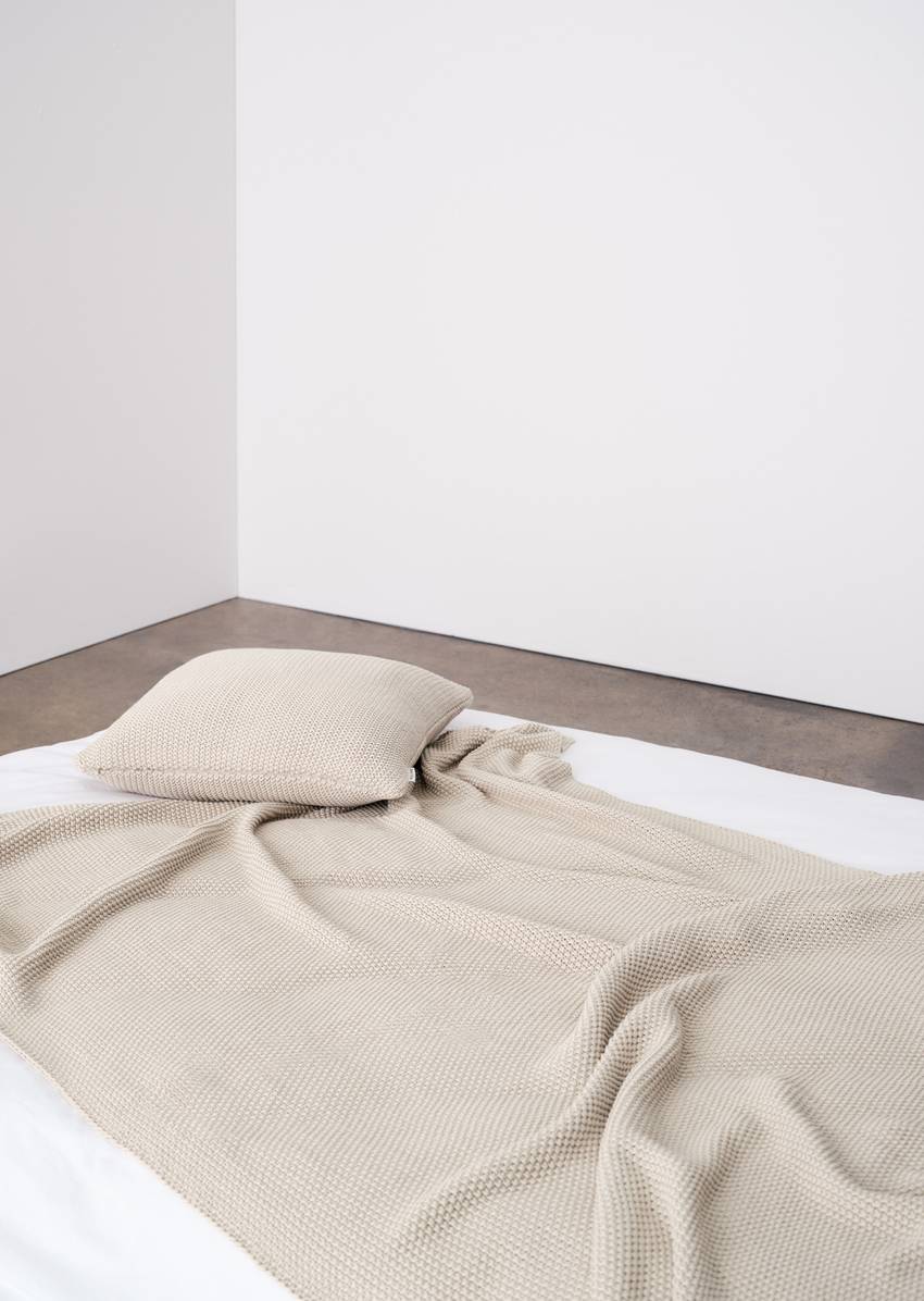 Plaid Model Nordic Knit made from pure organic cotton