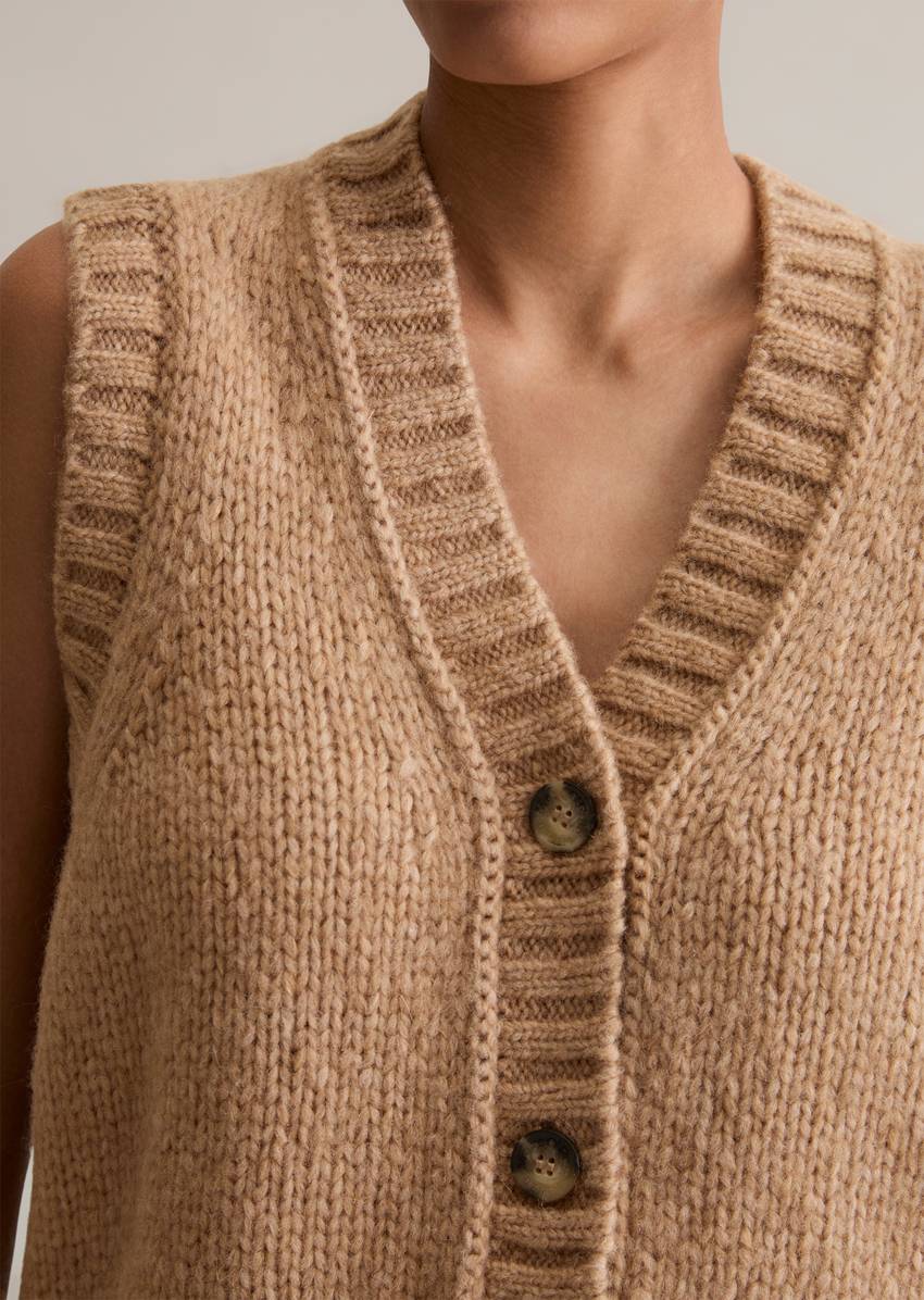 Sleeveless cropped cardigan made from a cozy virgin wool/alpaca blend