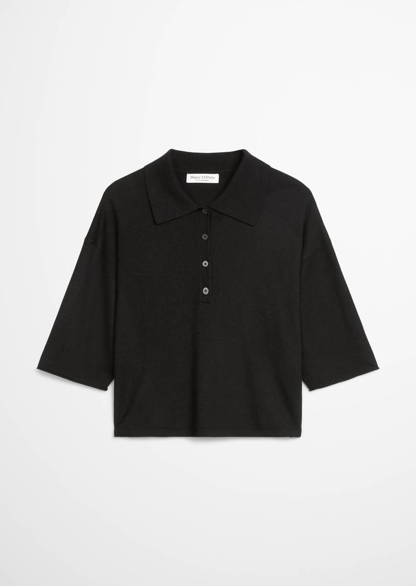 Fine knit polo shirt loose made from a soft virgin wool blend