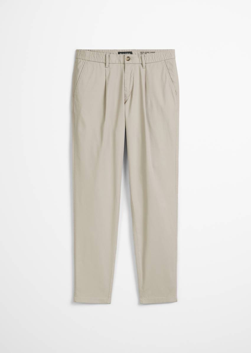 Chino Model Morot Jogger Pleats made from an organic cotton blend