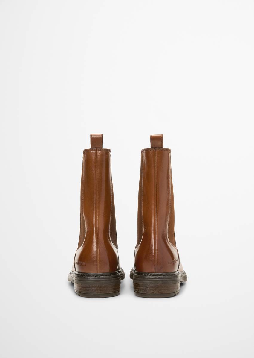 Chelsea boot made from fine cowhide