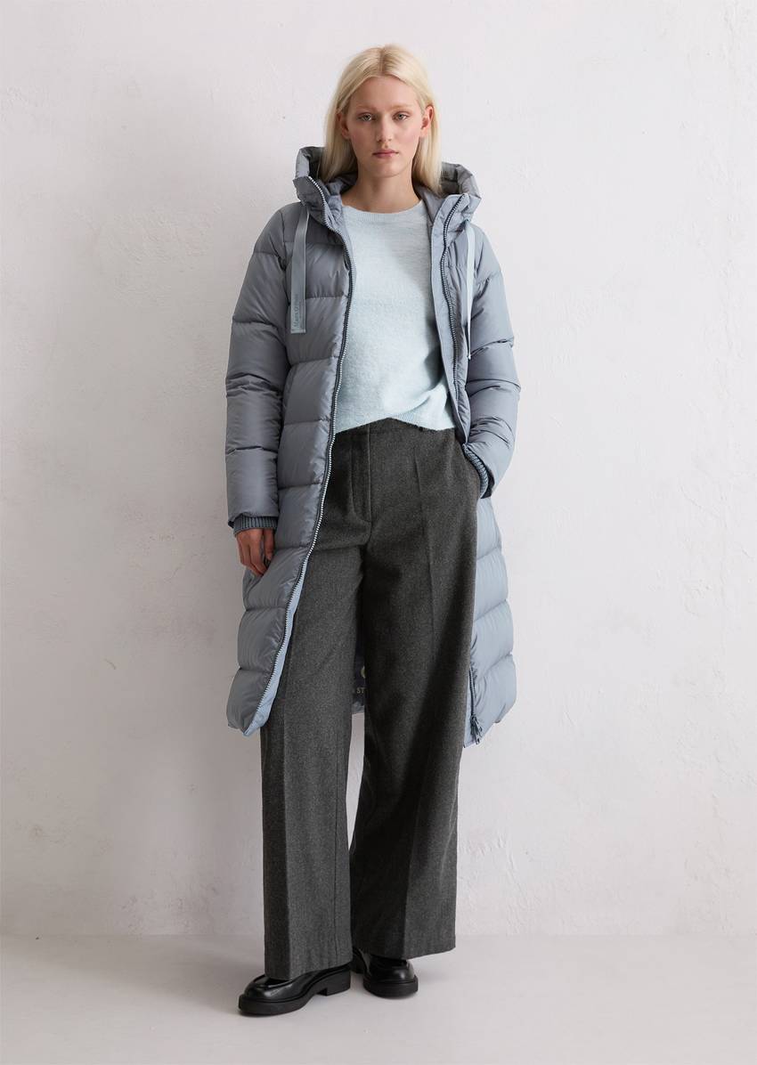 Hooded down coat fitted with water-repellent surface