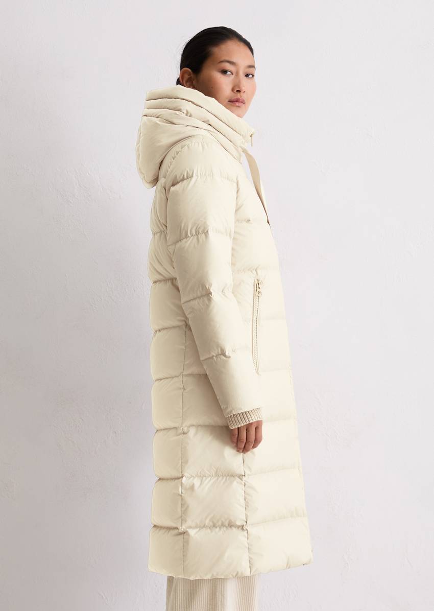 Hooded down coat fitted with water-repellent surface