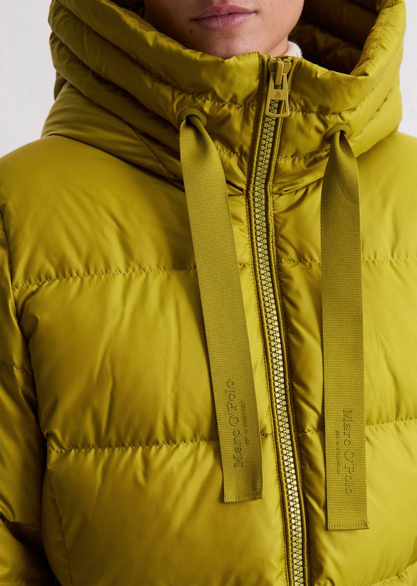 Hooded down coat shaped with water-repellent surface