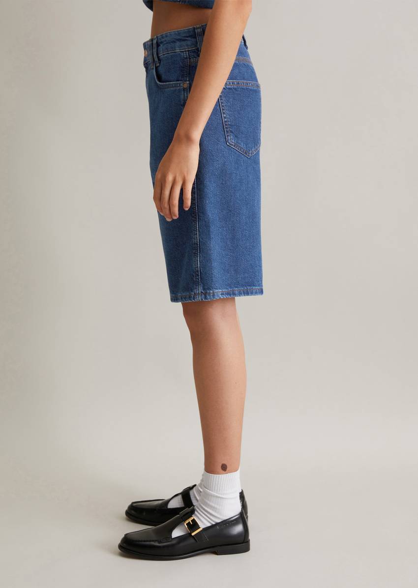 Bermuda model Jonnda relaxed made from rigid denim without elastane