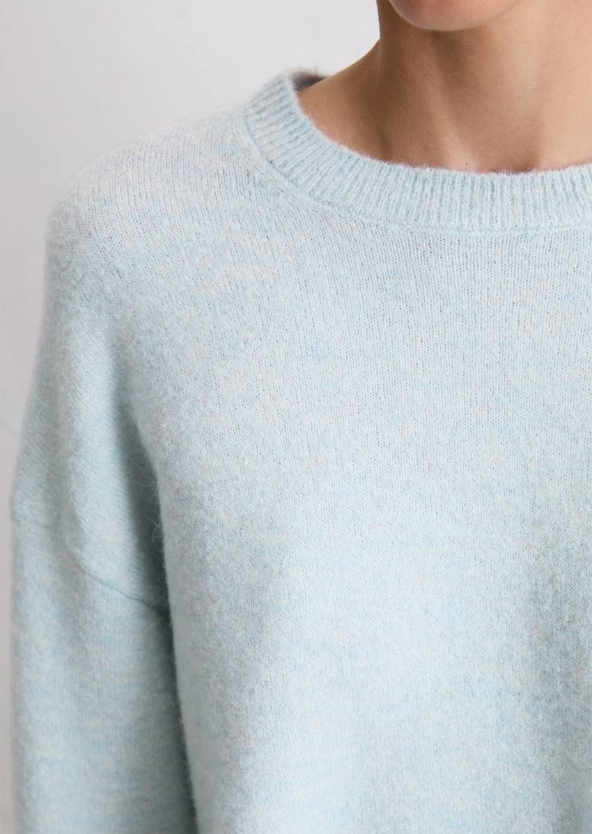 Sweater loose made from a virgin wool/alpaca wool mix