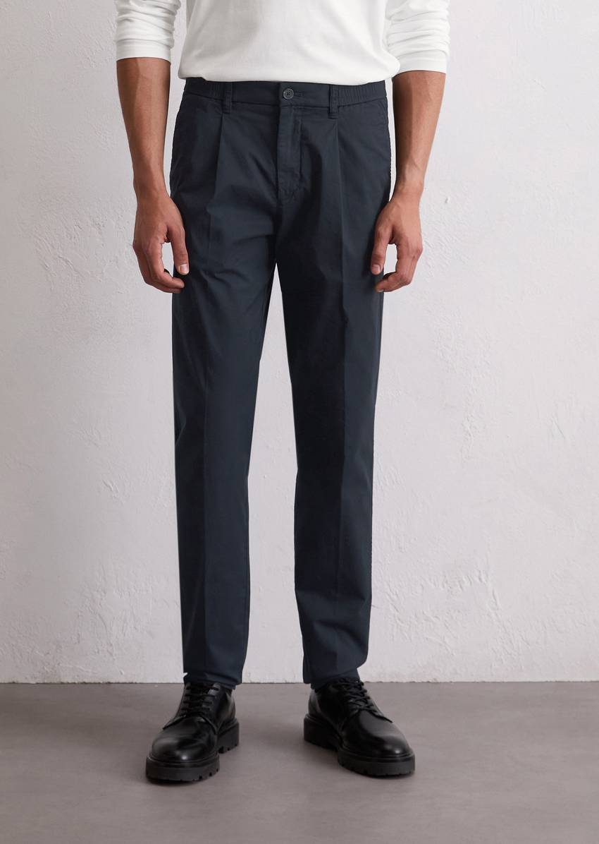 Pants model Morot jogger pleats made from organic cotton twill stretch