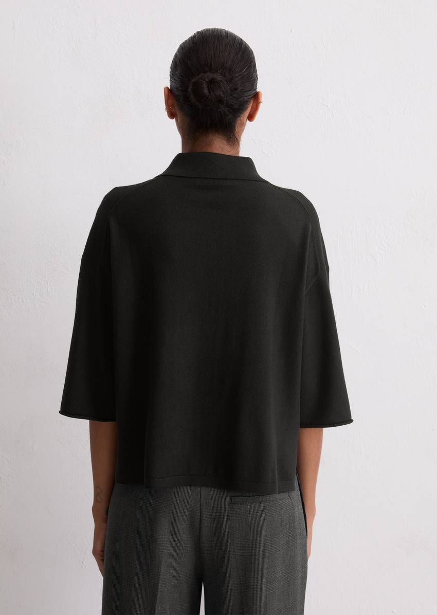 Fine knit polo shirt loose made from a soft virgin wool blend