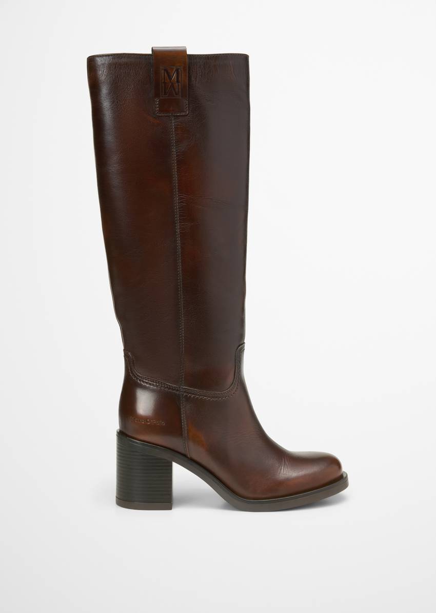 Long-shaft boots with a higher heel