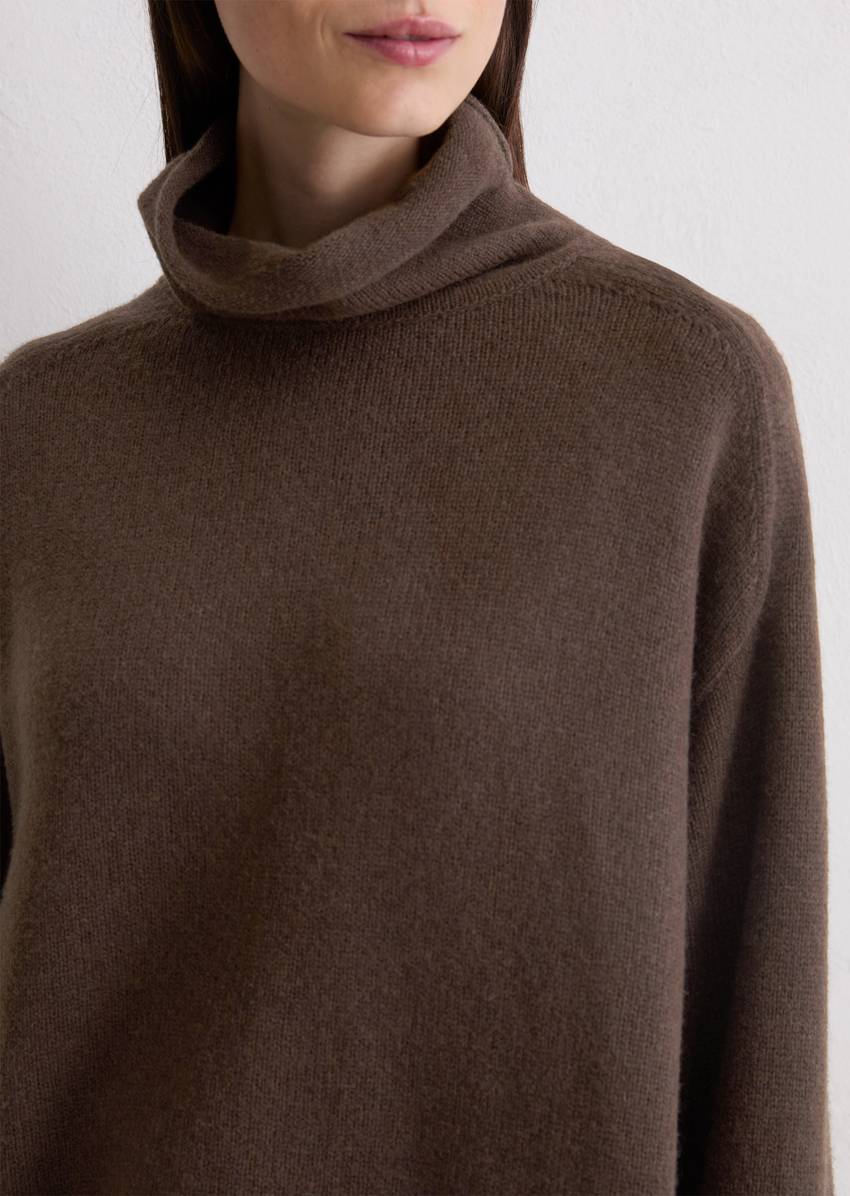 Relaxed turtleneck sweater made from a soft merino wool blend