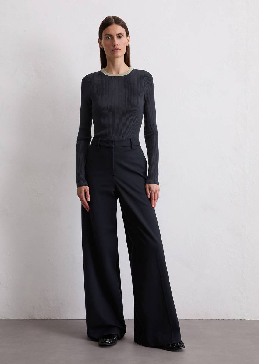 Sweater Travel Collection made from a viscose blend