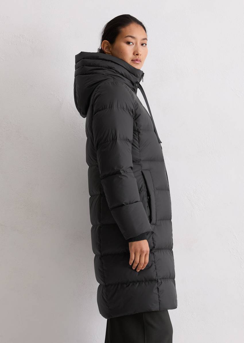Hooded down coat shaped with water-repellent surface