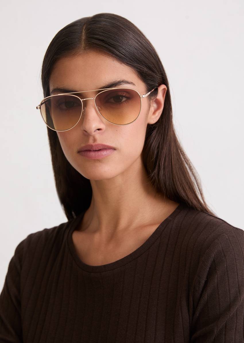 Unisex sunglasses in an aviator style