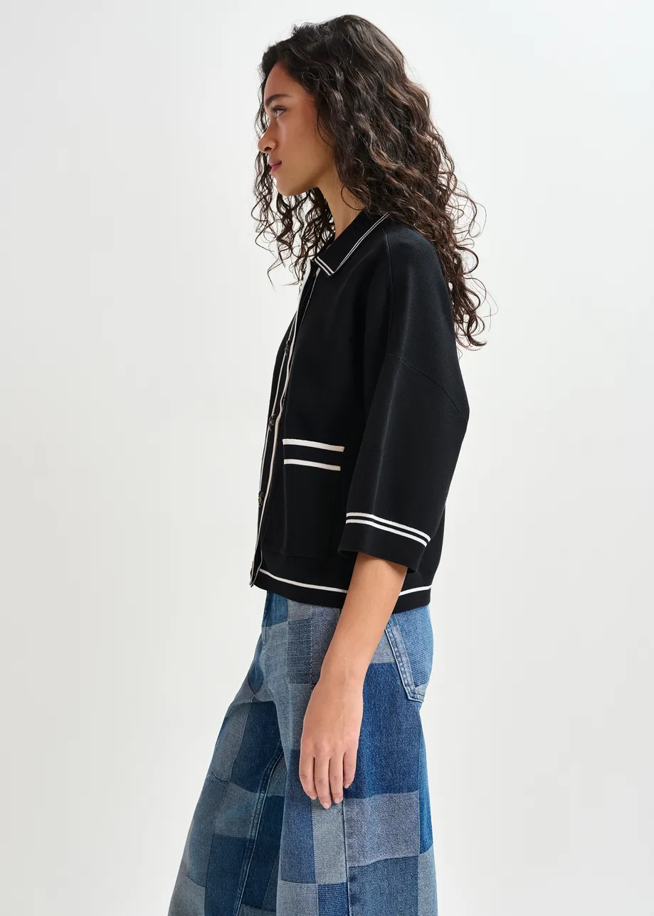 Zwart-witte cardigan met bloemetjesknopen en contrastboord