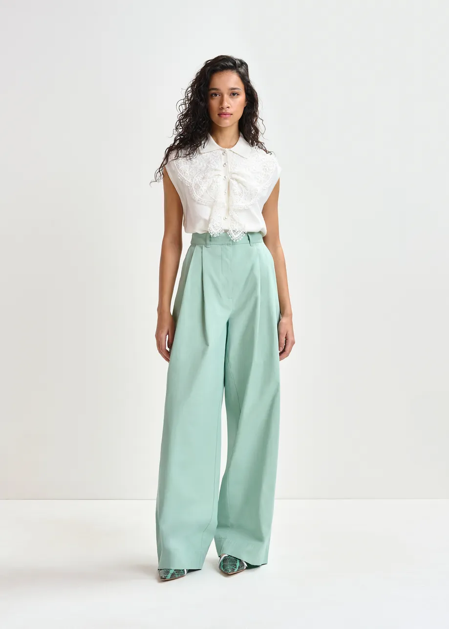 Witte mouwloze polo met kant en parelknopen