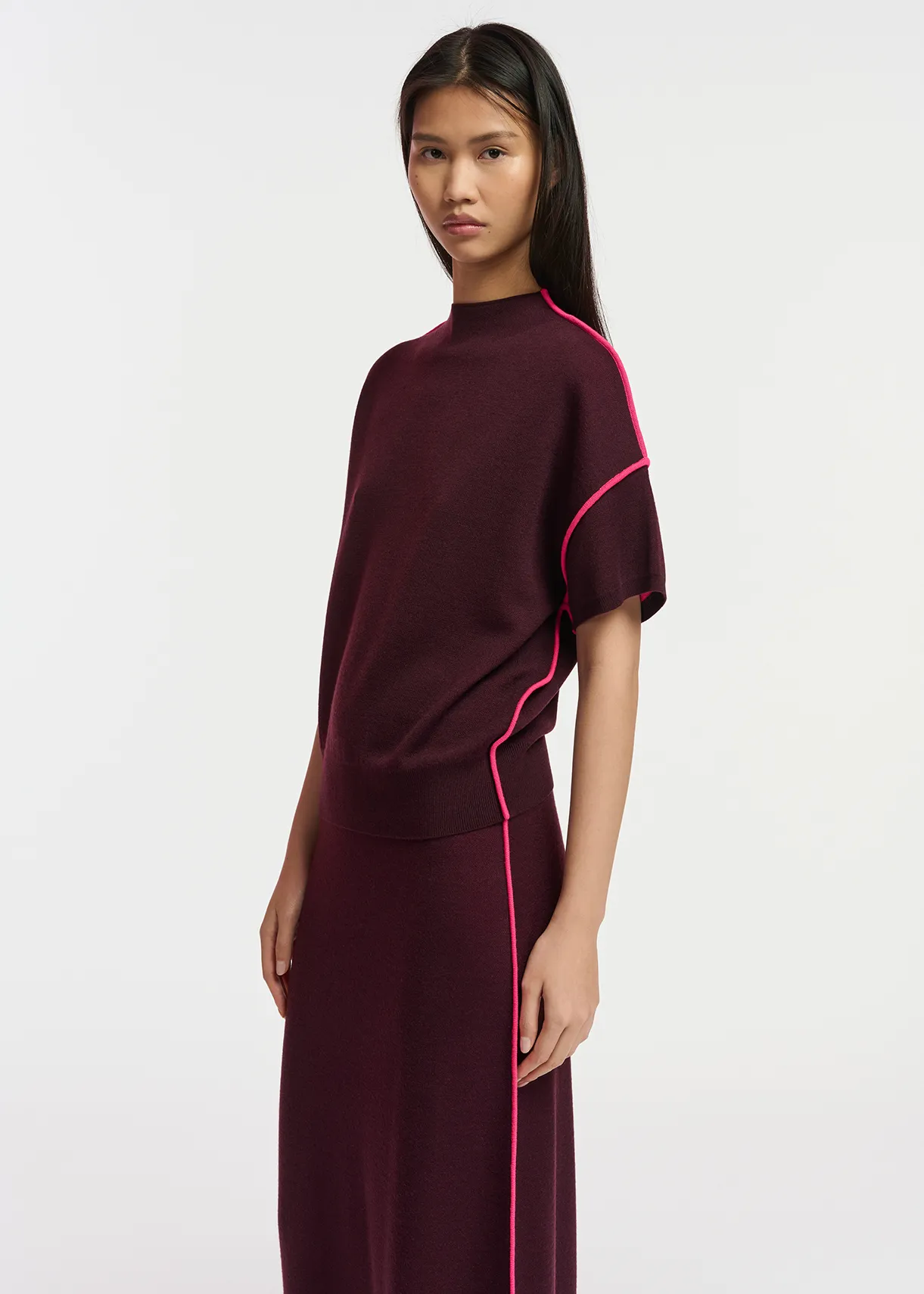 Burgundy short-sleeved sweater with neon pink piping